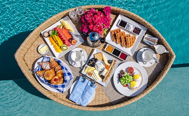  “Bữa sáng nổi bên hồ bơi” sang chảnh như mơ và sự thật